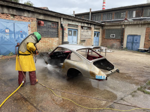Tryskani karoserie porsche vodou