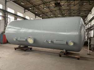 Pogumovana a natrena nádrž 3 x 8 m